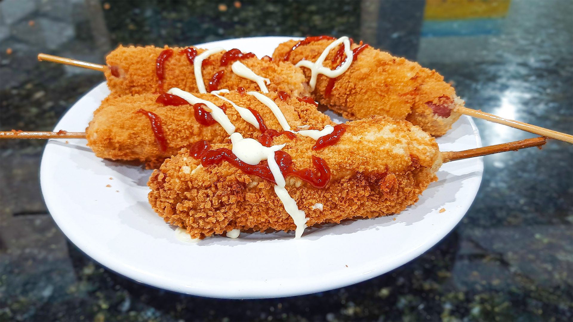 Espetinho de Salsicha Empanada