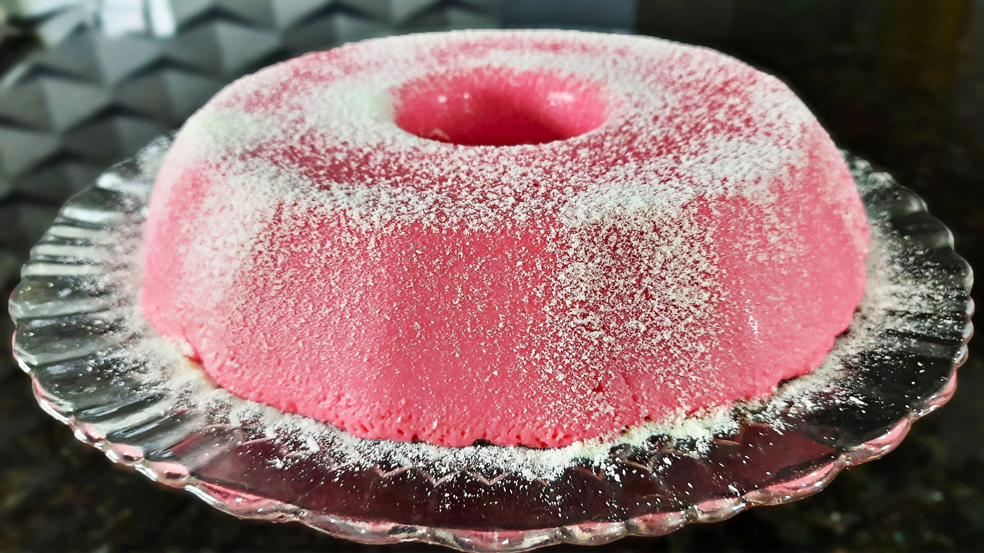 Como fazer pudim de morango com apenas dois ingredientes