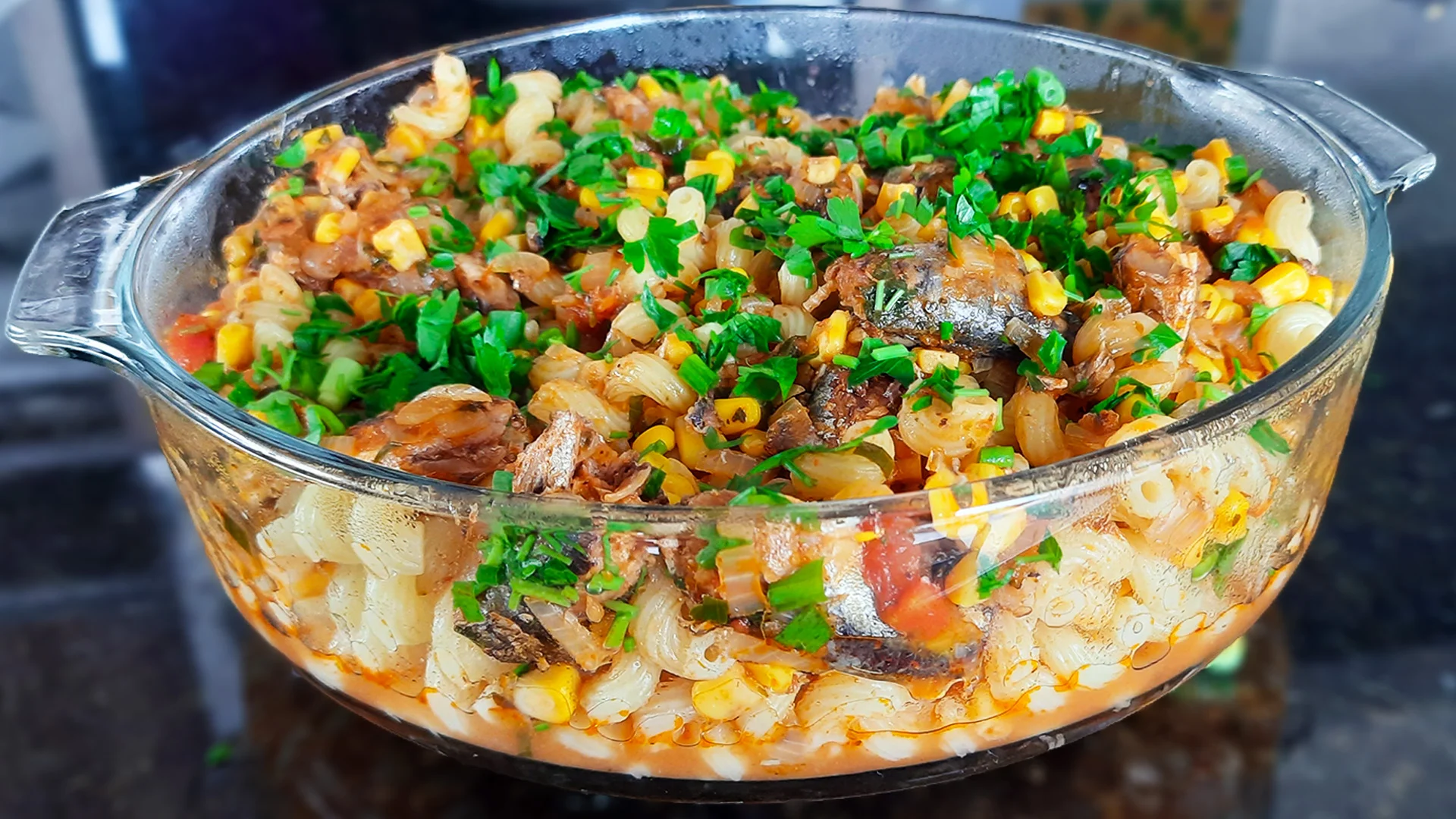 Como fazer um delicioso macarrão com sardinha em 8 minutos!